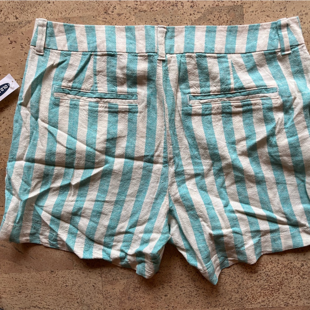 ❤️Old Navy Everyday shorts. Size 10. 5” inseam. Green & white stripes. - Picture 3 of 4